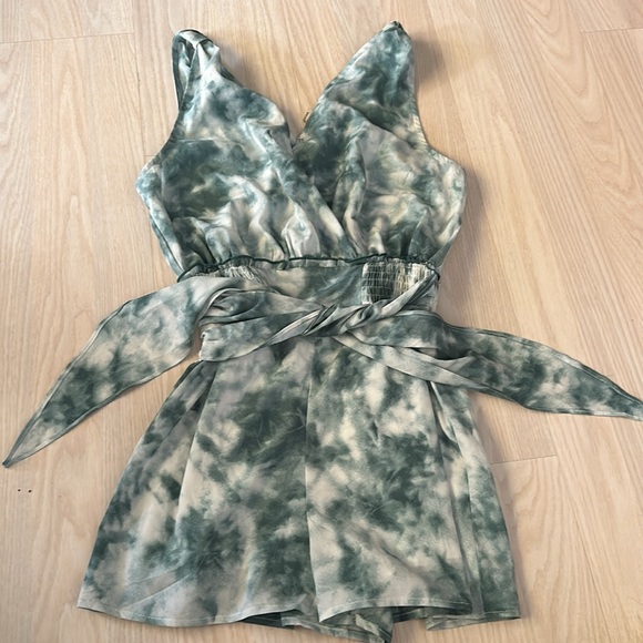 UO Entro Tie Dye V Neck Romper small - Picture 3 of 3